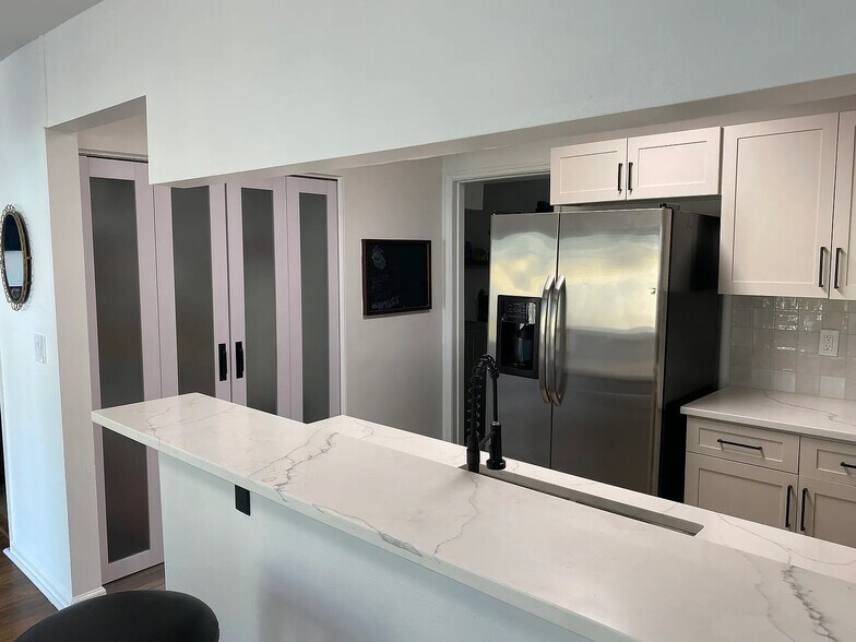 Building Photo - Room in House on Parkside Dr