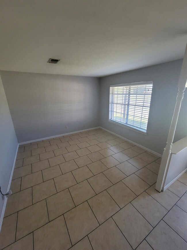 Building Photo - 6084 W Roundbunch Rd