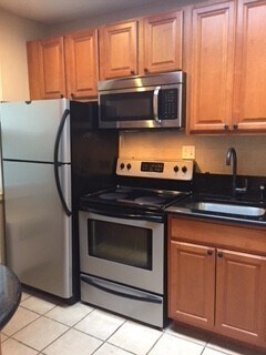 Building Photo - Sunny 1BR/1BA Top Floor Condo in Takoma Park
