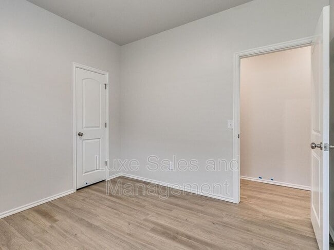 Building Photo - 10526 Utica Dr