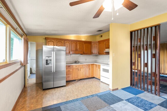 Building Photo - 6452 Evergreen Blvd