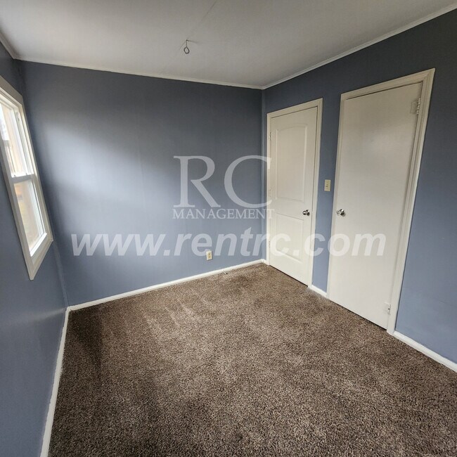 Building Photo - 210 Lindenwood-