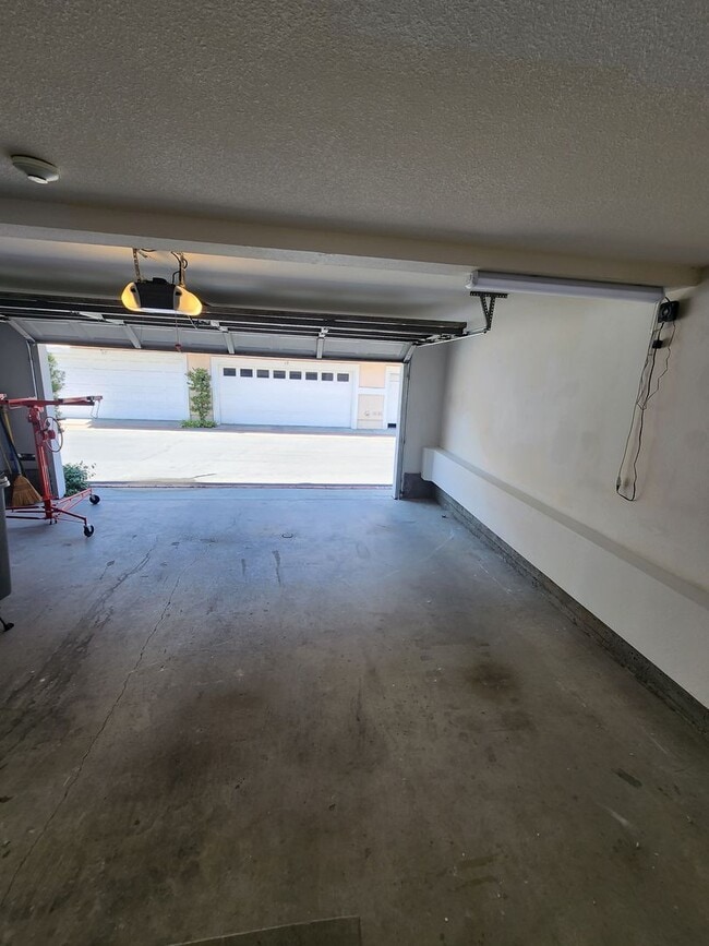 Building Photo - Gorgeous & Spacious 3Bd/2.5Ba, 1,679 SqFt, 2-story Condo - Central A/C & heat, Washer/Dryer - 2 C...