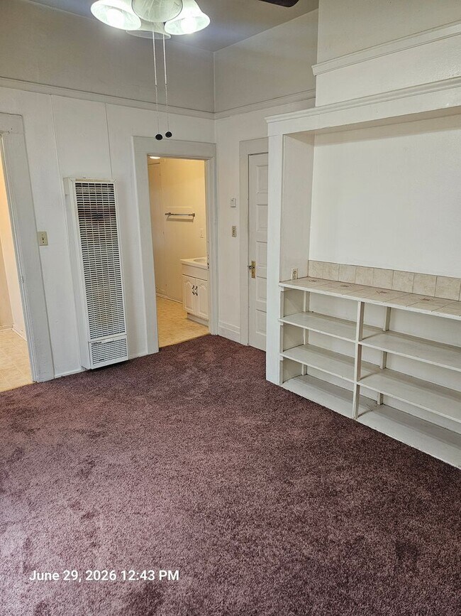 Building Photo - Studio