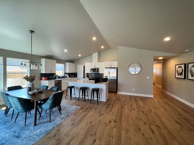 Building Photo - 1698 SW Black Butte Ct