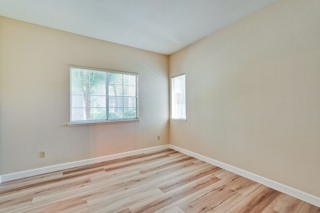 Building Photo - 2/2 Downstairs Unit in Desirable Park Alma...