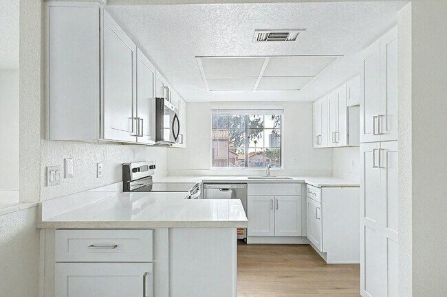 Building Photo - 818 S Westwood