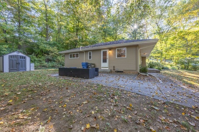 Building Photo - 3-Bedroom Ranch with Updated Kitchen