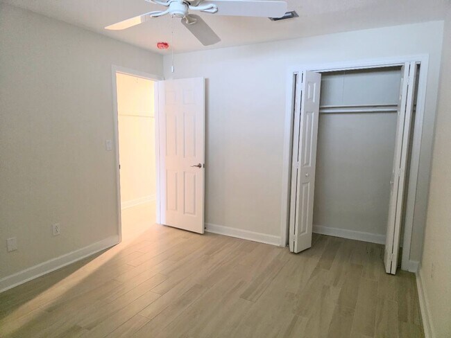 Building Photo - 11456 W Bayshore Dr