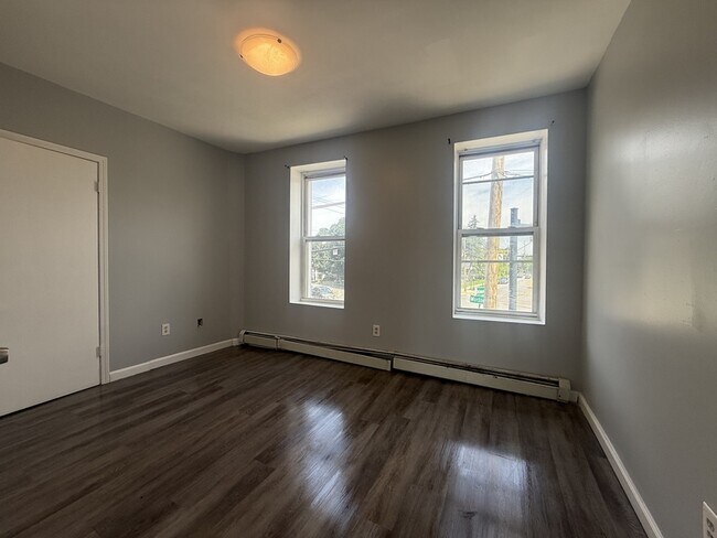 Building Photo - 300 Morton Ave