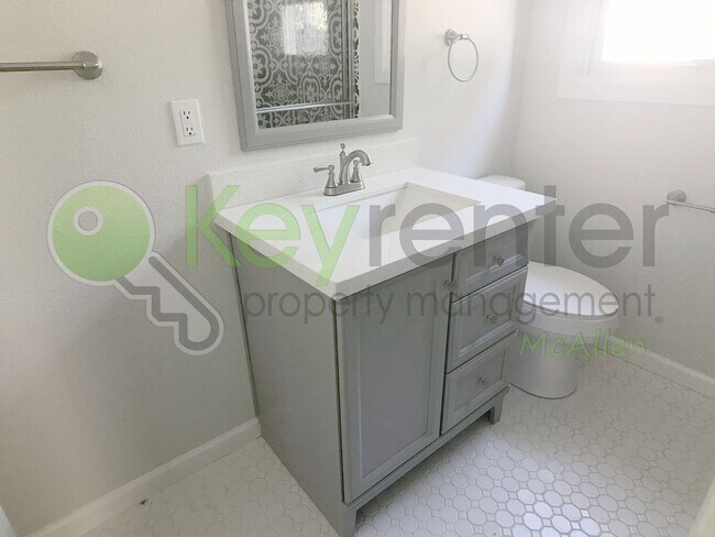 Building Photo - 2Bed/1Bath w/office in Central Mcallen ( Laurel and 10th )