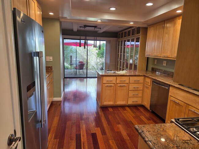 Building Photo - Amazing 3 bedroom, 3 bathroom Walnut Creek...