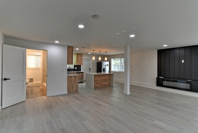 Building Photo - Everett Duplex