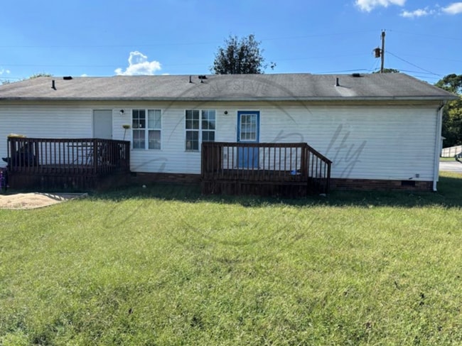 Building Photo - Three Bedroom Ranch with Appliances in Col...