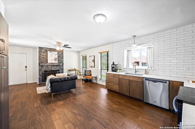 Building Photo - 10133 Sandyglen