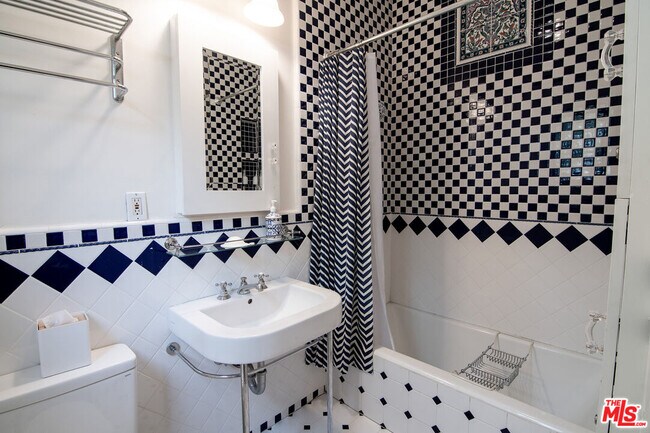 Building Photo - 543 N Las Palmas Ave