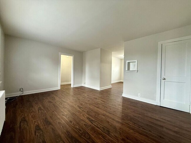 Building Photo - 1400 Kenmore Ave