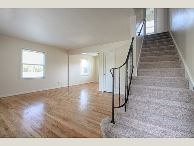 Building Photo - Lovely Mid-Century Gem in Peaceful Park Li...
