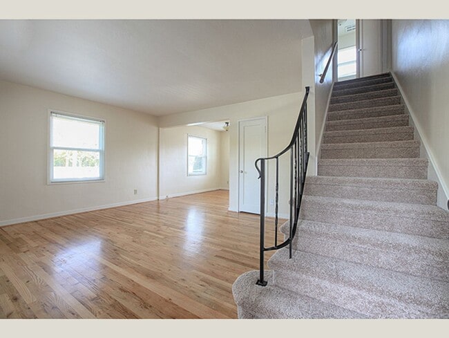 Building Photo - Mid-Century Retreat, Peaceful Setting!