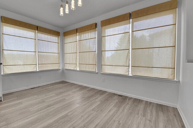 Building Photo - $2,795, 3-bed, 2-bath, located in Denver.