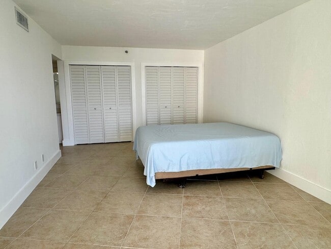 Building Photo - 3095 N Course Dr