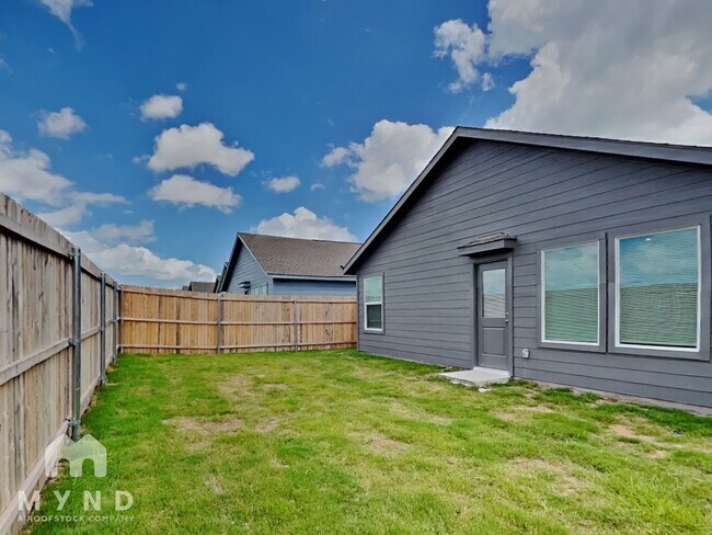Building Photo - 233 Poplar Pl