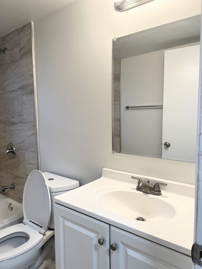 Building Photo - LARGE NEWLY RENOVATED 3 BEDROOM APARTMENTS