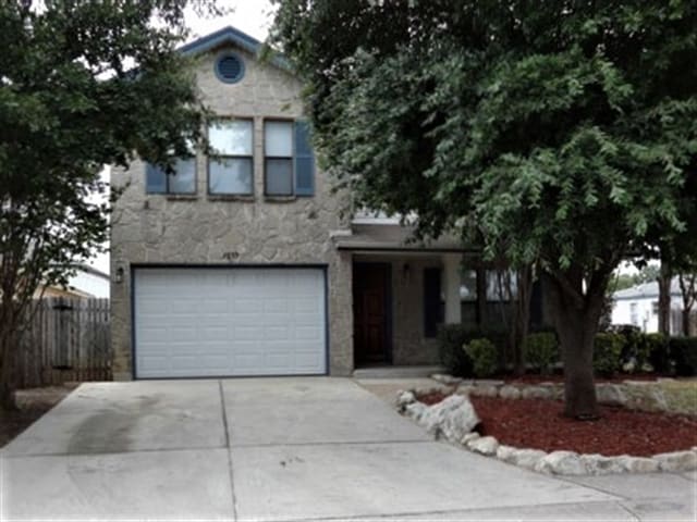 Building Photo - 7659 Chatsworth