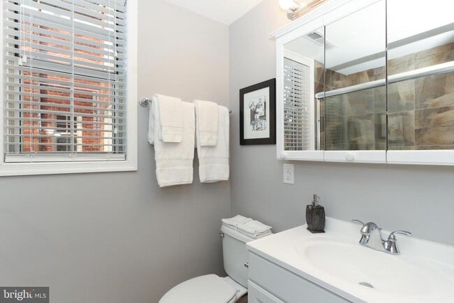 Building Photo - 1800 Queens Ln