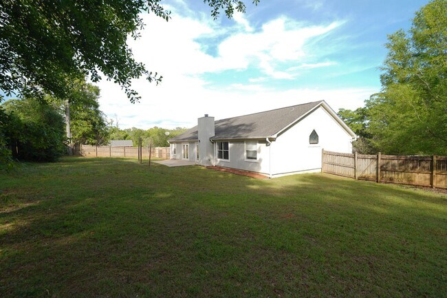 Building Photo - 3 Bed / 2 Bath with Large Yard/Garage in Bucklake area!