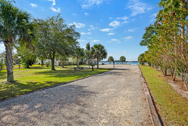 Building Photo - 114 Dana Pointe