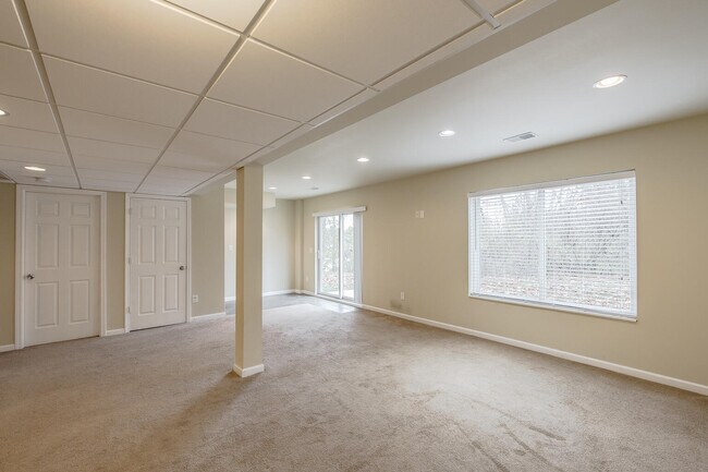 Building Photo - 324 Stratford Ln