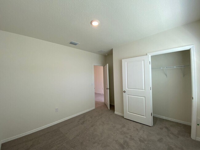 Building Photo - Lake Diamond-North - 4/2/2 *Available Now*...