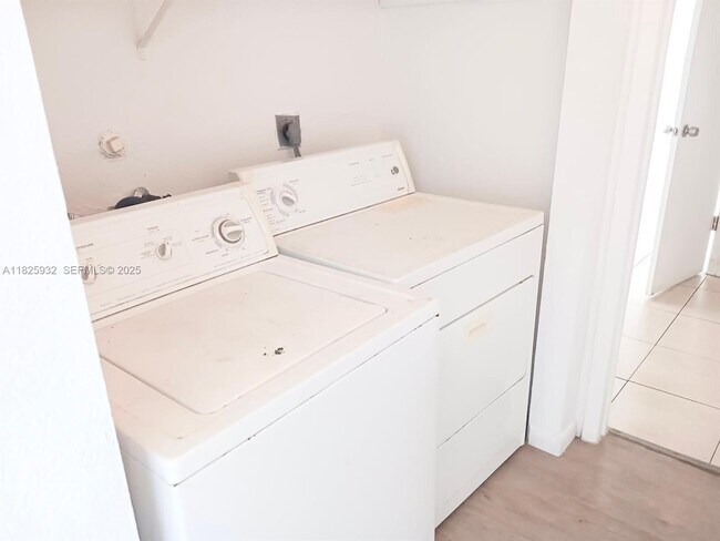 Building Photo - 706 9th St