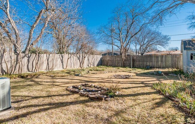 Building Photo - 2442 Oates Dr