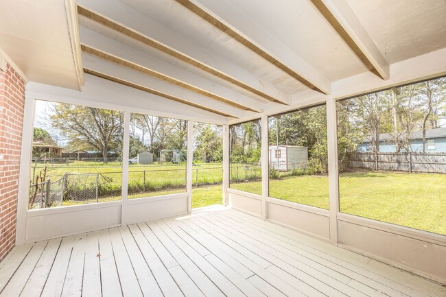 Building Photo - Move in Ready!!3 Bedroom 2 Bath Home in Le...