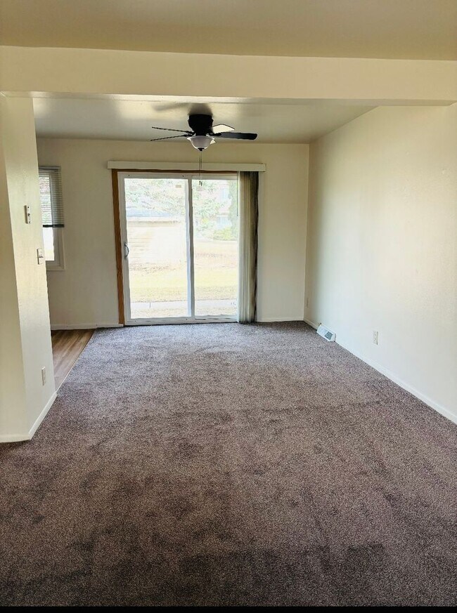 Building Photo - 3 Bedroom 2 1/2 Bath Townhome for August Move In!!