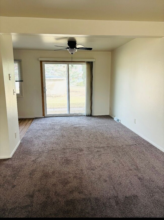 Building Photo - 3 Bedroom 2 1/2 Bath Townhome