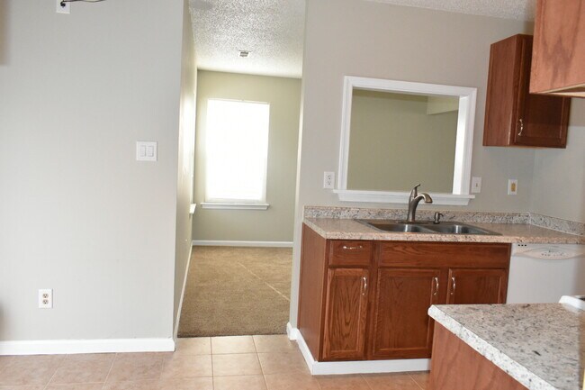 Building Photo - 2 Bedroom condo Minutes from Ft, Eustis