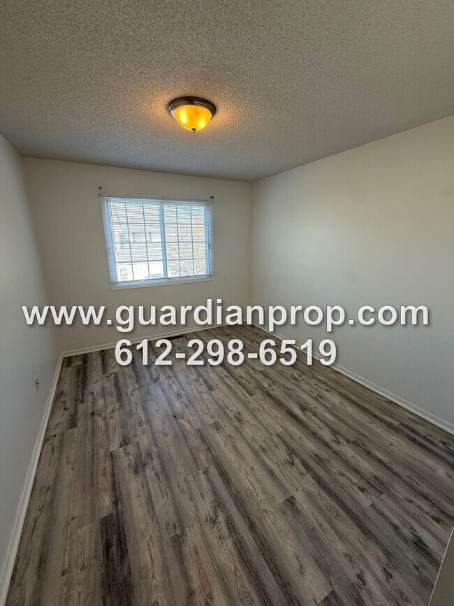 Building Photo - Woodbury Townhouse Available Now, Updated Bath, Open Floor Plan, Loft Area, Fireplace, Attached G...