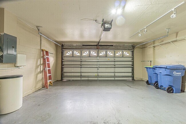 Building Photo - 1550 Maximilian Dr