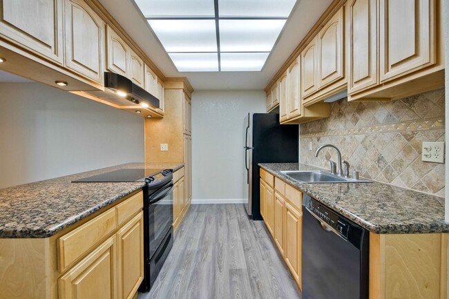 Building Photo - Lovely and Spacious 2BR 2.5BA Condo in Gre...