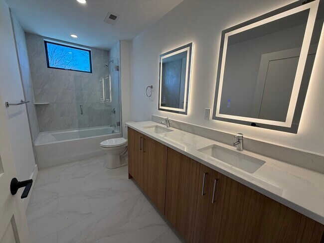 Building Photo - 1060 Main St