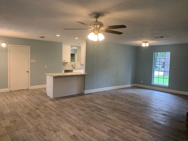 Building Photo - 334 Gamewood Dr