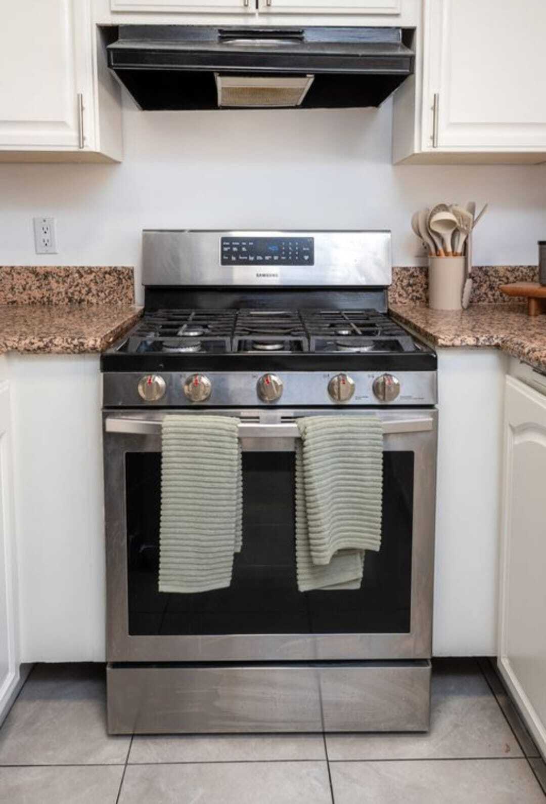 Building Photo - 525 N Orange Dr