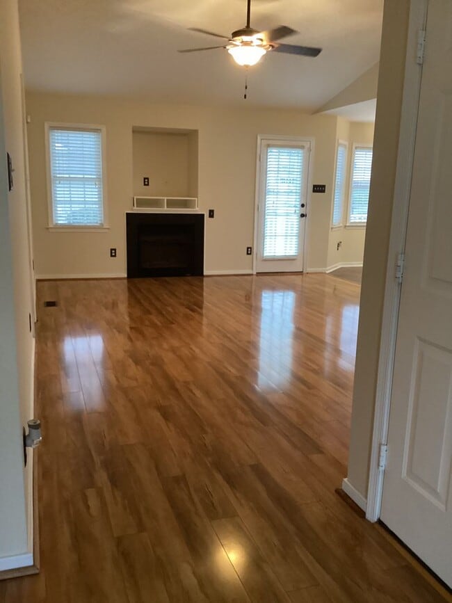 Building Photo - 3 bedroom Home Chesterfield-Ashbrook Subdivision