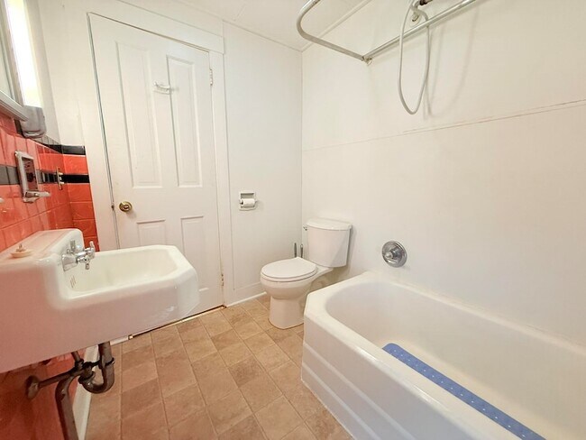 Building Photo - 10 Spruce Ave