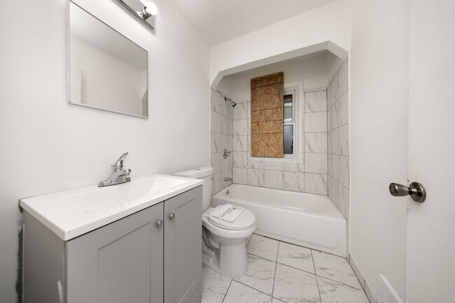 Building Photo - 3 bedroom bungalow $1099/month
