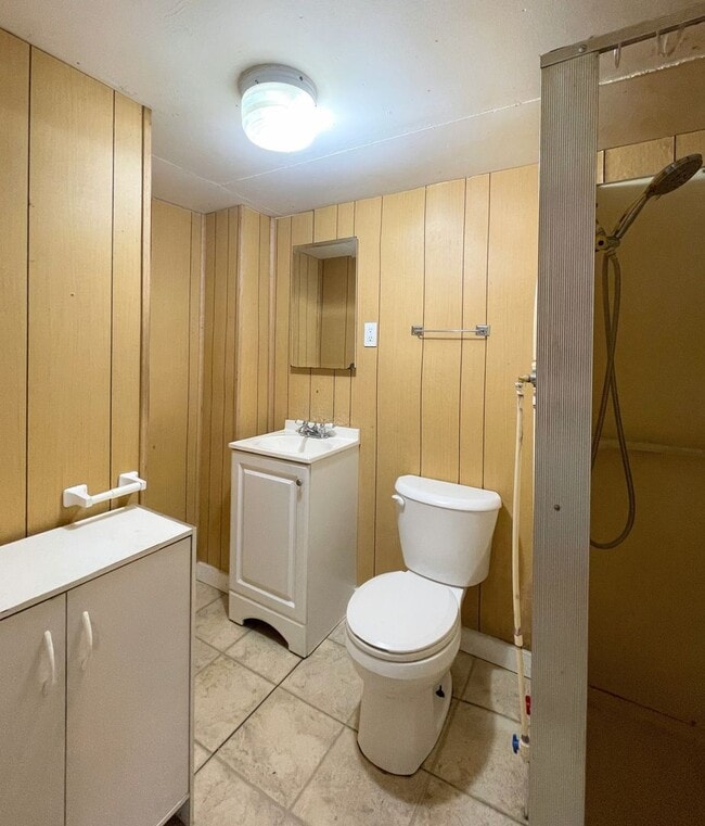 Building Photo - Spacious 1 Bed 1 Bath House