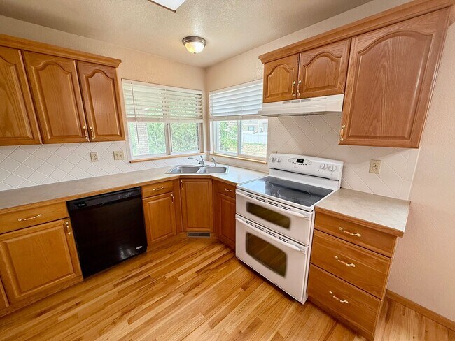 Building Photo - Ranch Style Home Located on Dead-End Street, Easy Access to I-25